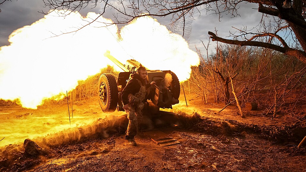 Vojáci z 3. samostatné útoné brigády Ozbrojených sil Ukrajiny stílejí z...