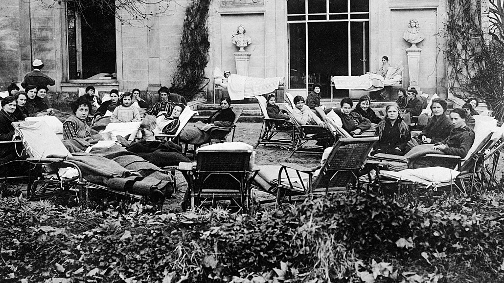 Pacienti na terase tuberkulózního sanatoria Edwarda L. Trudeaua v Plessis Piquet nedaleko Paíe. Zaloeno bylo na Vánoce roku 1917 a mlo kapacitu 80 lek.