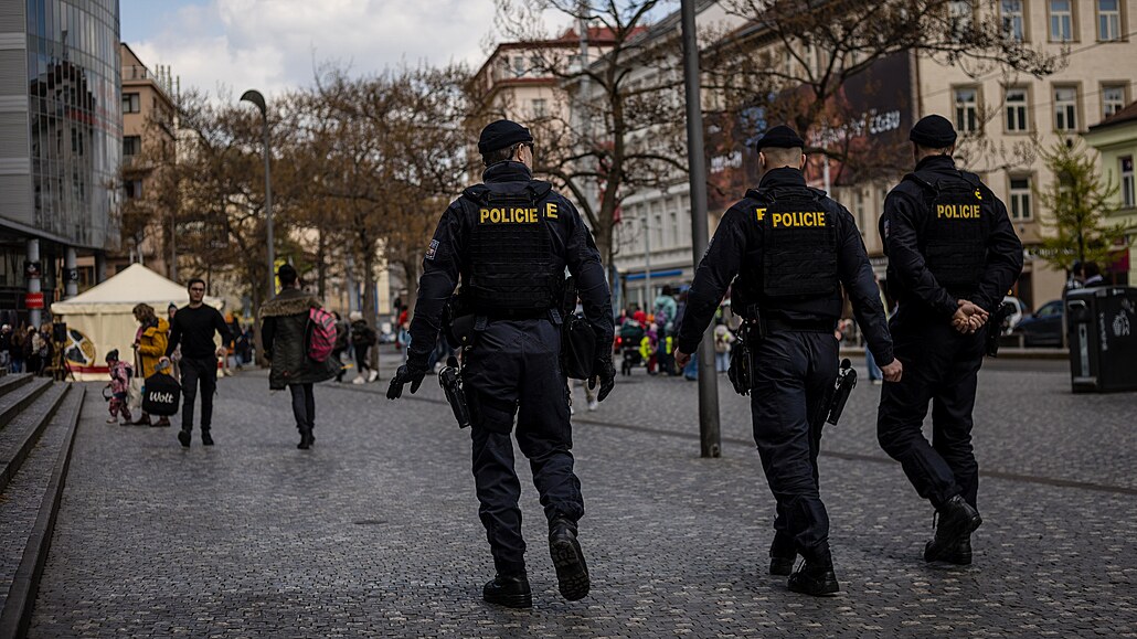 Policie i strá�níci posílili hlídky v lokalit� v okolí stanice metra And�l v...
