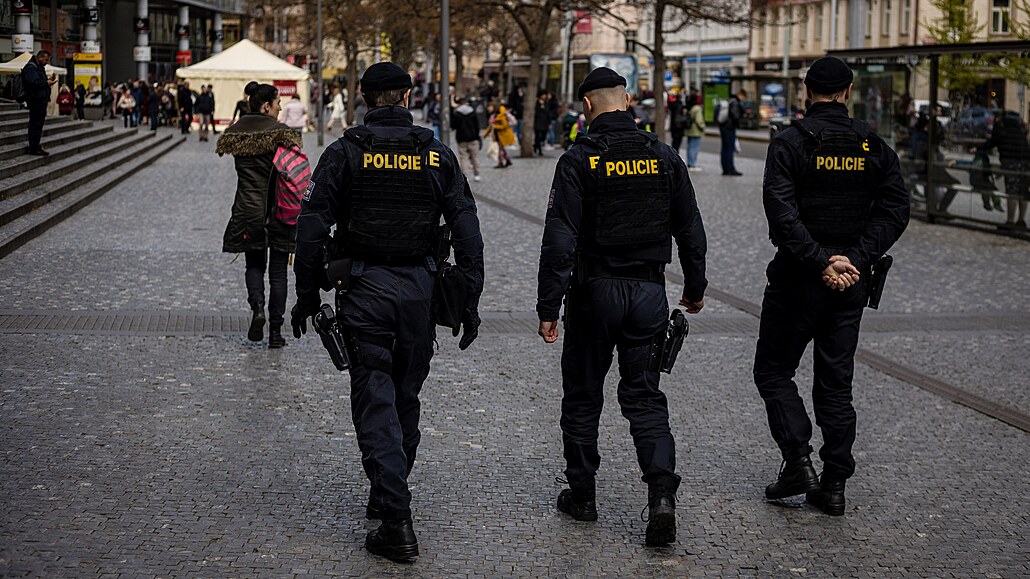 Policie i strá�níci posílili hlídky v lokalit� v okolí stanice metra And�l v...