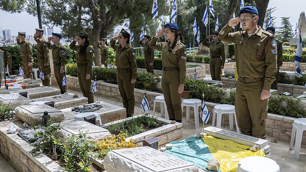 Vojáci salutují na vojenském hbitov pojmenovaném po zakladateli sionismu...
