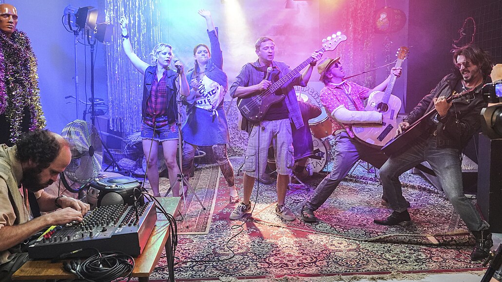 Vesni�tí kamarádi v �ele s Luká�em P�íkazkým se rozhodnou, �e zalo�í kapelu,...