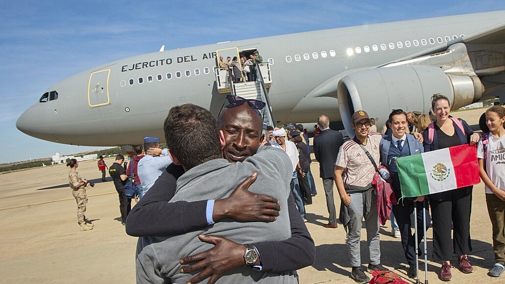 Evakuovaní ze Súdánu vystupují z letadla na letecké základn ve panlsku. (24....
