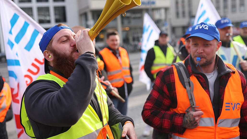 Zamstnanci eleznic protestují ped hlavním nádraím v Kolín nad Rýnem bhem...