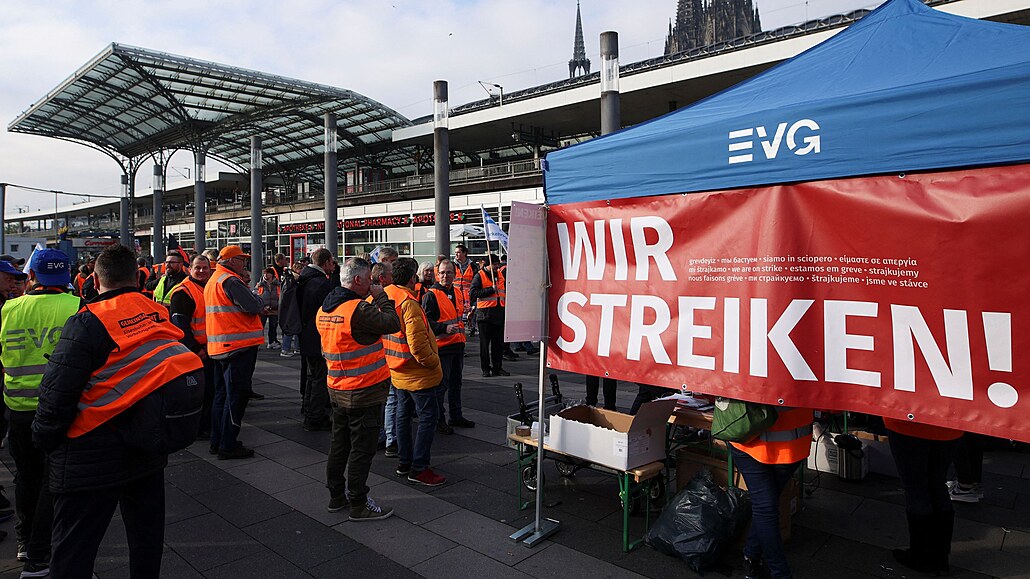Zaměstnanci železnic protestují před hlavním nádražím v Kolíně nad Rýnem během...