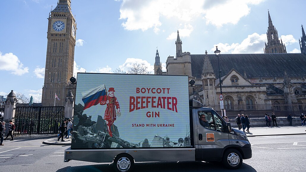 Britové a Ukrajinci vyzývají k bojkotu ginu Beefeater poté, co jeho vlastník,...