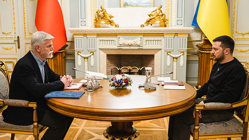 Prezident Volodomyr Zelenskyj (vpravo) prezidenta Petra Pavla (vlevo) ujistil,...