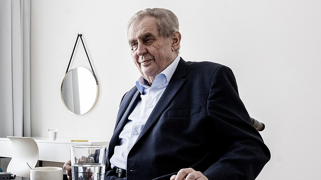 Bývalý prezident Milo� Zeman si otev�el novou kancelá� v Dejvicích. (19. dubna...