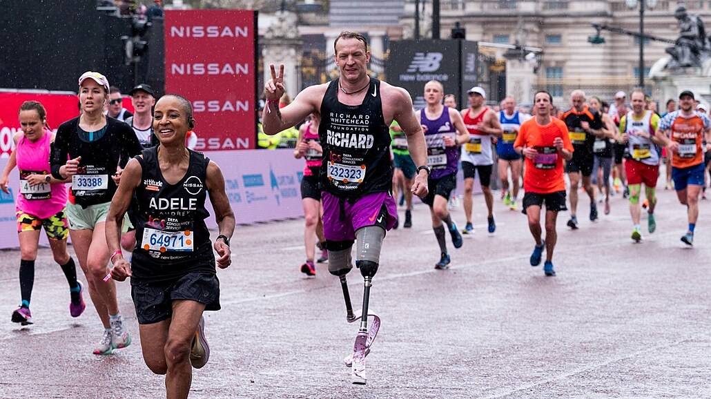 Richard Whitehead b�hem londýnského maratonu