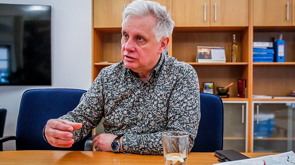 Nám�stek primátorky Lubomír Bure� vysv�tluje, pro� je d�le�itý dal�í most p�es...