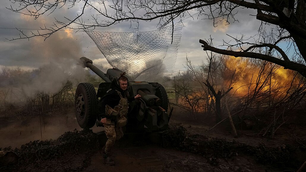 Ukrajinský voják stílí z houfnice poblí fronty u východoukrajinského msta...
