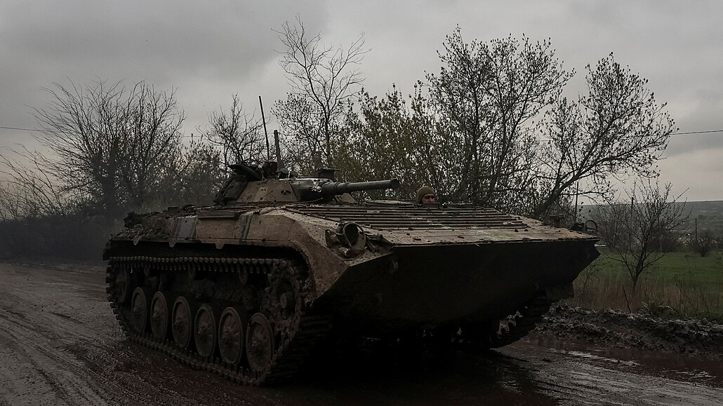 Ukrajintí vojáci v tanku poblí fronty u východoukrajinského Bachmutu (21....