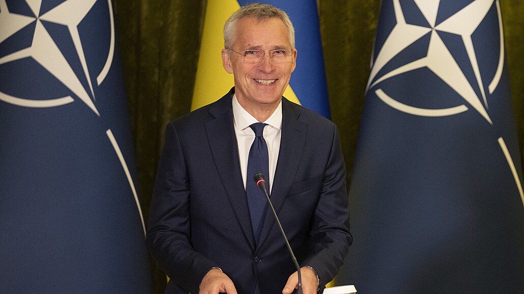 Generální tajemník NATO Jens Stoltenberg pi návtv ukrajinského prezidenta...