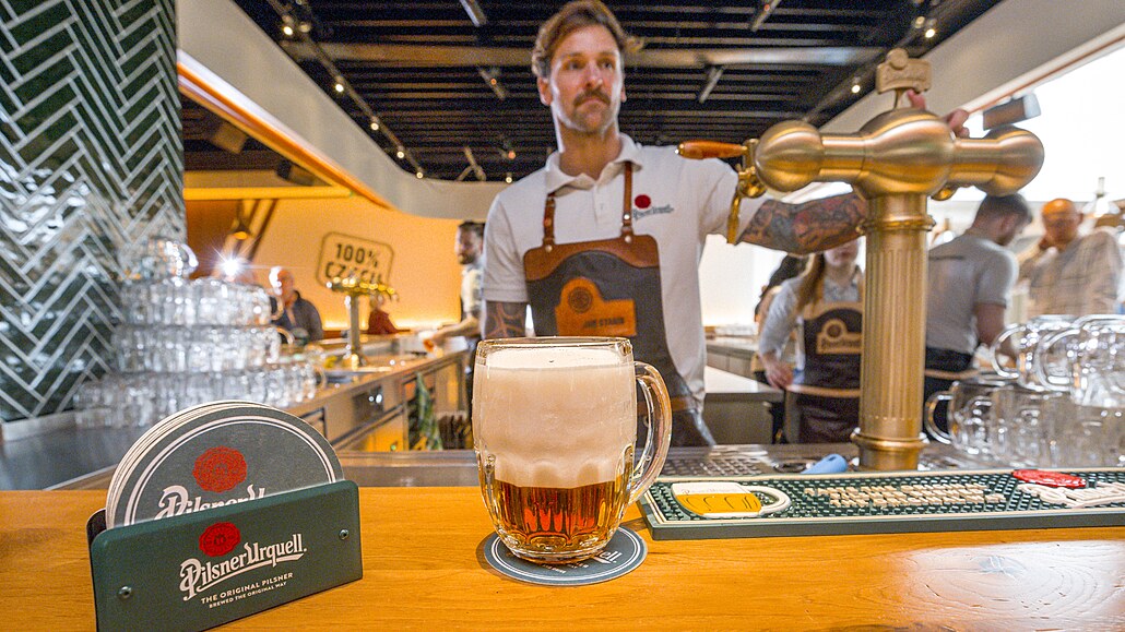 Ukázkov� na�epované pivo, i to lze v centrum ochutnat. (21. dubna 2023)