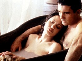 Angelina Jolie se ukázala nahá napíklad ve snímku Original skin.