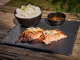 Marinovaný losos s asijskou omáčkou a jasmínovou rýží
