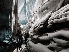 éf místního letit Vegard Sand si prohlíí stny v ledovcové jeskyni poblí...