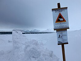 Kousek od osady stojí znaka, která upozoruje na monou pítomnost ledních...