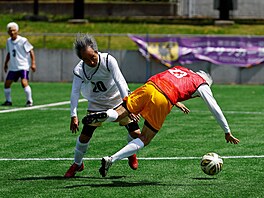 Bitva o mí bhem zahajovacího zápasu japonské SFL (Soccer For Life) ligy. (12....