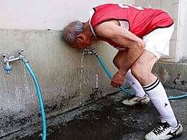 Akito Ohashi pije vodu po druhém poloase prvního zápasu SFL ligy v Tokiu. (12....