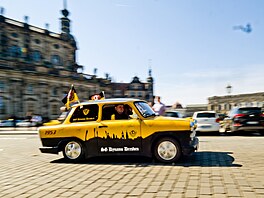 Kultovní východonmecké bakelitové vozítko znaky Trabant nemohlo chybt....