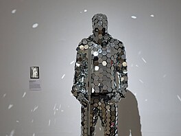 Stanislav Müller a jeho Mirror Man  v zrcadlovém kostýmu je sám jeho autor.