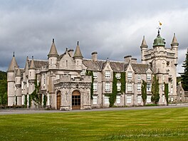 V�t�inu nemovitostí nevlastní král osobn�, jsou toti� majetkem Koruny. Jednou z...