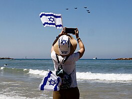 Izrael slaví Den nezávislosti leteckou pehlídkou na plái. (26. dubna 2023)
