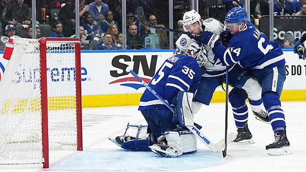 Brayden Point z Tampa Bay se tla ped branku Toronta, kterou ste Ilja Samsonov. Vpravo je David Kmpf.