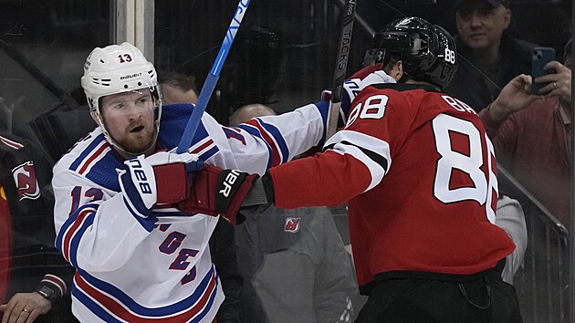 Alexis Lafreniere (vlevo) z NY Rangers a Kevin Bahl z New Jersey si trochu zaboxovali.