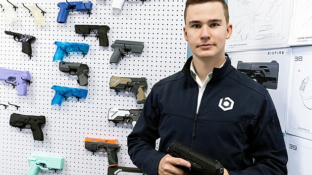 Kai Kloepfer, editel a zakladatel spolenosti Biofire Technologies, se zbran Biofire Smart Gun. Broomfield, Colorado, U.S.A.