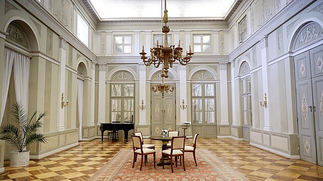 Sama �lechtick� rodina vyu��v� pro sv� pot�eby i salony boskovick�ho z�mku, kter� jsou sou��st� prohl�dkov� trasy. Na z�mku letos opravili vyt�p�n� a apartm�ny pro rodinu.