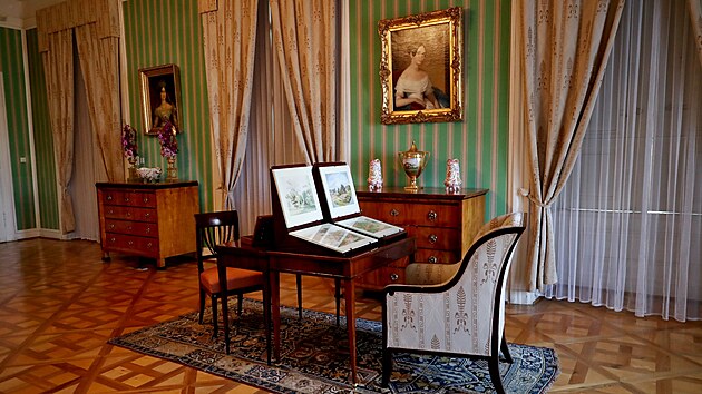 Sama �lechtick� rodina vyu��v� pro sv� pot�eby i salony boskovick�ho z�mku, kter� jsou sou��st� prohl�dkov� trasy. Na z�mku letos opravili vyt�p�n� a apartm�ny pro rodinu.