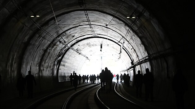 Na den otevenho tunelu v abovesk ulici v Brn dorazily v soutu tisce lid, 28. dubna 2023.