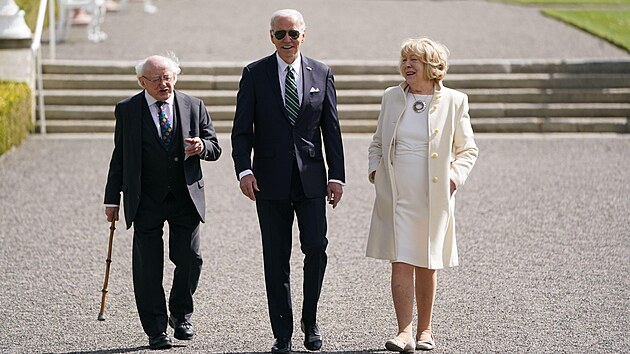 Americk prezident Joe Biden a jeho irsk protjek Michael Higgins s chot (13. dubna 2023)