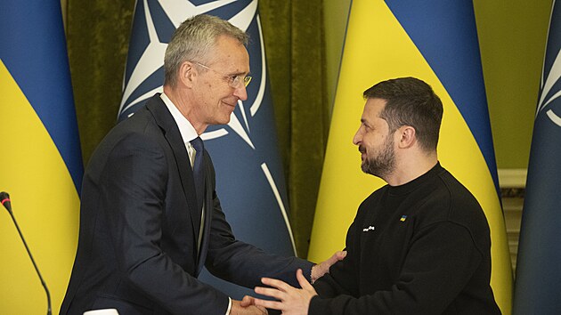 Generální tajemník NATO Jens Stoltenberg a ukrajinský prezident Volodymyr Zelenskyj v Kyjevě (20. dubna 2023)