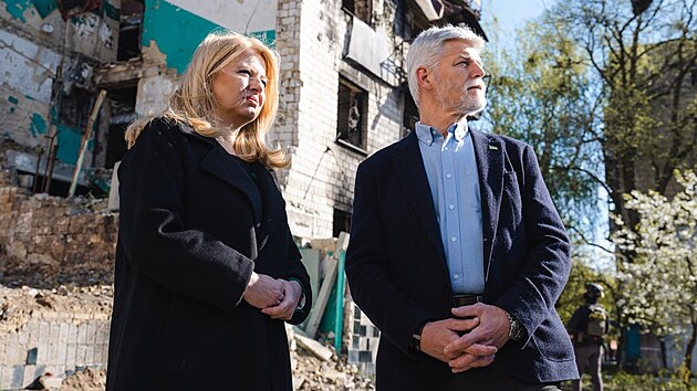 Prezidenti Petr Pavel a Zuzana �aputov� si na n�v�t�v� Ukrajiny prohl�dli ve m�st� Borodjanka domy poni�en� rusk�mi �toky. (28. dubna 2023)