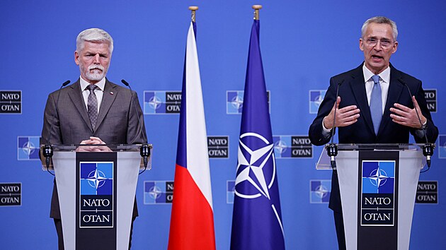 Prezident Petr Pavel na nvtv sdla NATO v Bruselu, kde se setkal s generlnm tajemnkem Aliance Jensem Stoltenbergem. (19. dubna 2023)