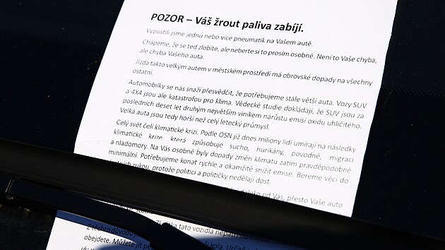 Upozornění na voze s vyfouknutou pneumatikou po návštěvě aktivistů skupiny Tyre Extinguishers v Brně