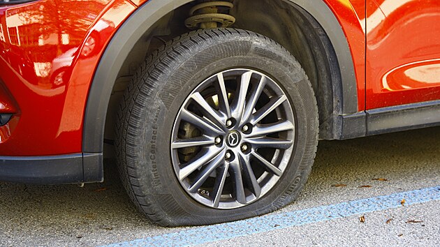 Vz s vyfouknutou pneumatikou po nvtv aktivist skupiny Tyre Extinguishers v Brn (25. dubna 2023)