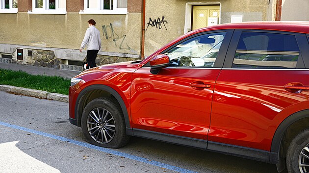 Vůz s vyfouknutou pneumatikou po návštěvě aktivistů skupiny Tyre Extinguishers v Brně