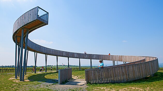 Ji�n� Morava m� turist�m co nab�dnout, nap��klad Stezku nad vinohrady u Kobyl�.