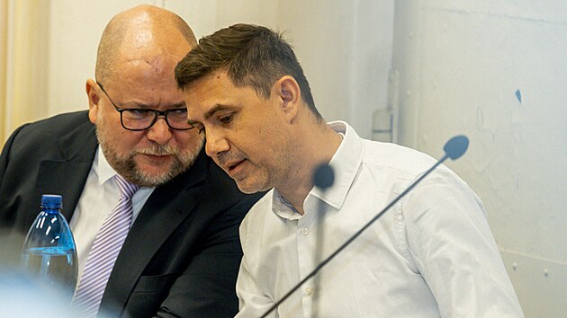 Soud projednv ppad Ladislava Vrabela (vpravo) vinnho ze en poplan zprvy kvli vrokm o jadernm toku. (27. dubna 2023)