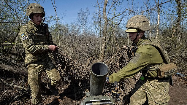 Ukrajintí vojáci se pipravují na minometnou palbu na frontové linii poblí...
