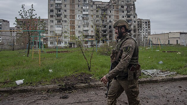 Ukrajinsk vojk kr ve vlkou zasaenm Bachmutu v Donck oblasti na Ukrajin  (23. dubna 2023)