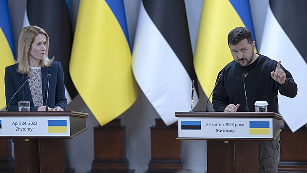 Ukrajinsk prezident Volodymyr Zelenskyj (vpravo) a estonsk premirka Kaja Kallasov na tiskov konferenci po setkn v ukrajinskm ytomyru (24. dubna 2023)