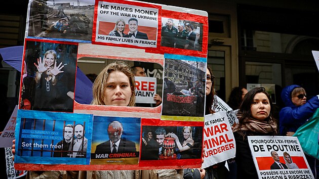 Demonstrace před domem Světlany Maniovičové, manželky náměstka ruského ministra obrany. Demonstranti vyzvali francouzské úřady, aby ji vyhostily. (23. dubna 2023)