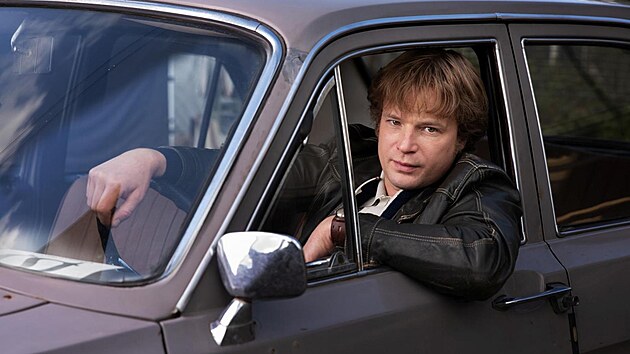 Kry�tof H�dek v hlavn� roli �of�ra, kter� bezm�la �bezelstn� ud�v� a ni�� lidem �ivoty, jen aby m�l drobn� v�hody.