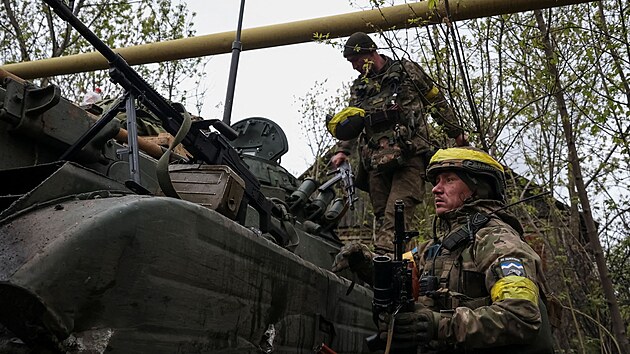 Ukrajintí vojáci u bojového vozidla pchoty poblí frontové linie v Doncké...
