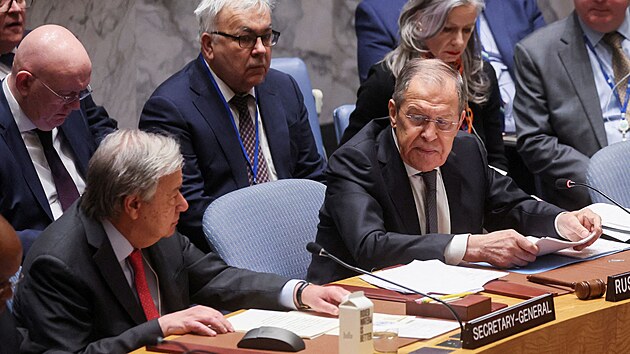 Generln tajemnk OSN Antonio Guterres a rusk ministr zahrani Sergej Lavrov se astn zasedn Rady bezpenosti OSN. (24. dubna 2023)